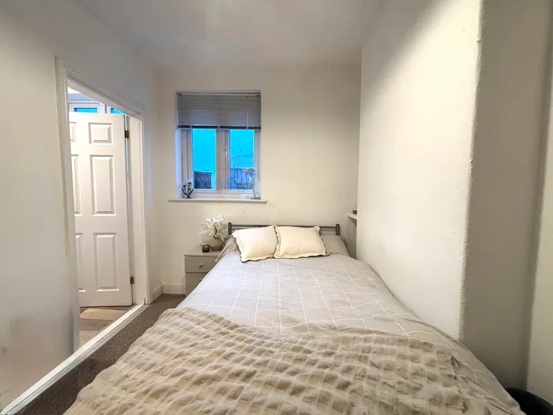 4 bed // 4 Bath // July 2026 - Image 11